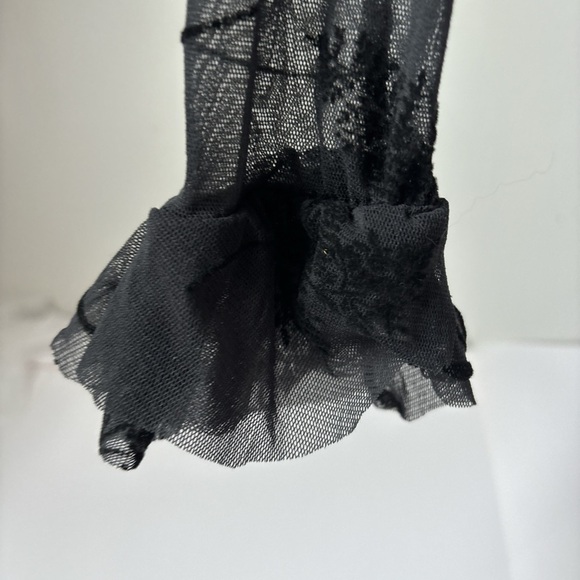 Elegant Black Sheer Long Sleeve Crop Top - Picture 4 of 4